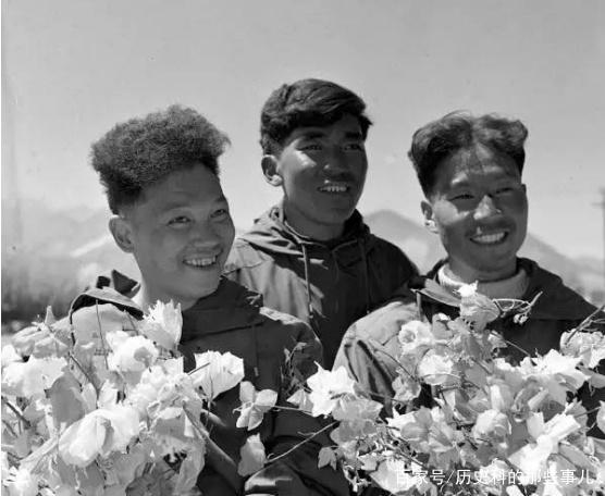 △1960年5月25日凌晨4點(diǎn)20分，中國登山隊(duì)隊(duì)員成功登上珠穆朗瑪峰。（右起）王富洲、貢布（藏族）和屈銀華。